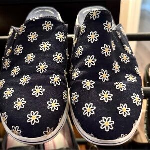 🌿Clarks Navy Floral Canvas Slip-On Loafers